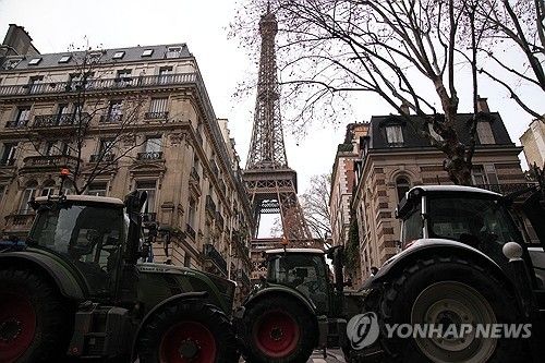 에펠탑 주변에 모여든 트랙터들
