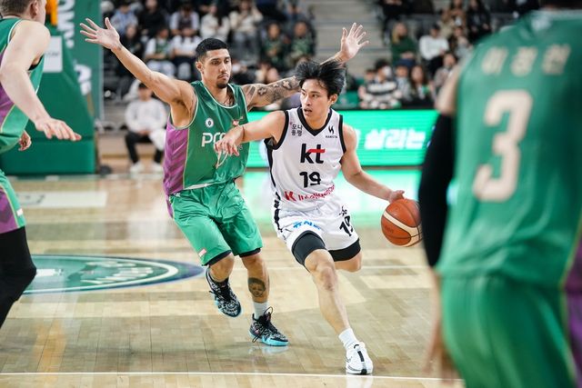 드리블하는 조엘 카굴랑안(오른쪽)과 수비하는 이선 알바노(왼쪽)