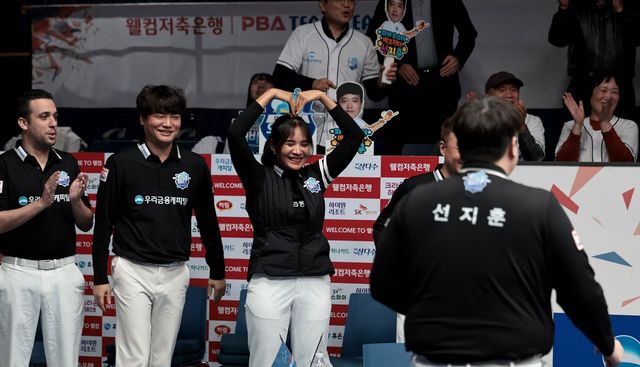 승리의 하트를 보내는 우리금융캐피탈 스롱 피아비