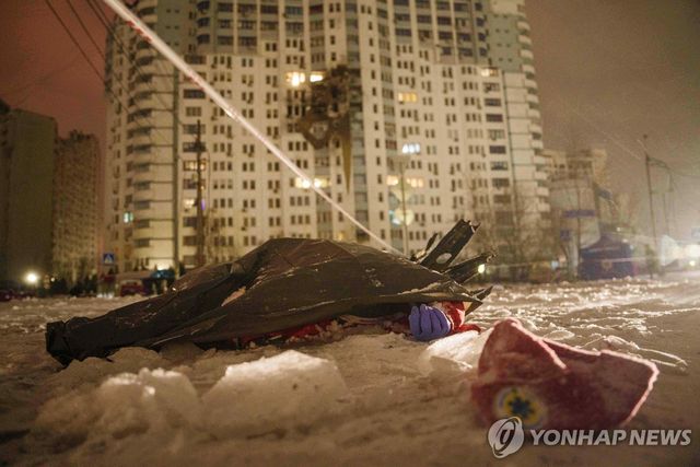 공습으로 파손된 키이우 아파트