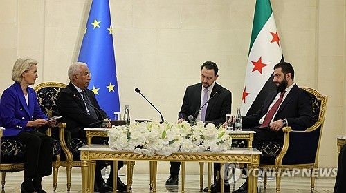 시리아를 방문해 알샤라 임시대통령(오른쪽 끝)과 회담을 한 폰데어라이엔 EU 집행위원장, 코스타 EU 정상회의 상임의장 [EPA 연합뉴스 자료사진] 