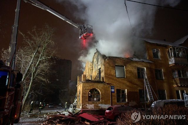 러시아 공습으로 화재에 휩싸인 키이우 건물