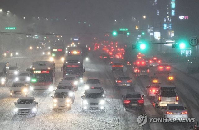 눈길에 서행하는 차량들