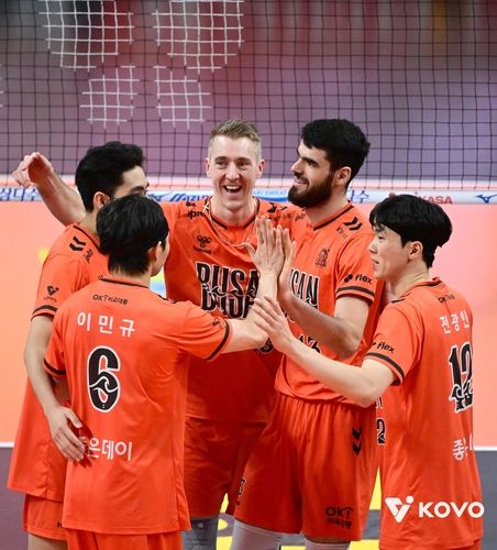 득점 후 기뻐하는 OK저축은행 선수들