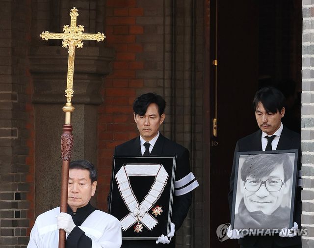 고 안성기 영정과 훈장 든 이정재와 정우성