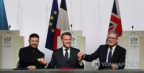 6일(현지시간) 다국적군 파병 의향서 서명한 우크라, 프랑스, 영국 정상들