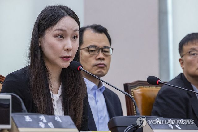 검찰 관봉권 띠지 유실 사건 관련 질의에 답하는 남경민 수사관