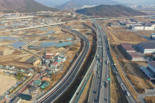12일 개통하는 김해 대동면 대감리 감내교차로∼덕산리 신암교차로 구간(왼쪽 도로)