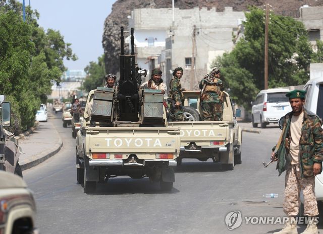 8일 예멘 남부 아덴에서 정부군이 거리를 순찰하고 있다.[EPA=연합뉴스]