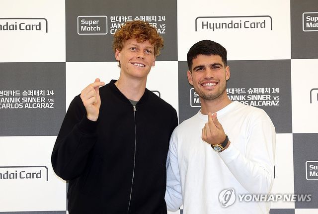 알카라스와 신네르 기념촬영