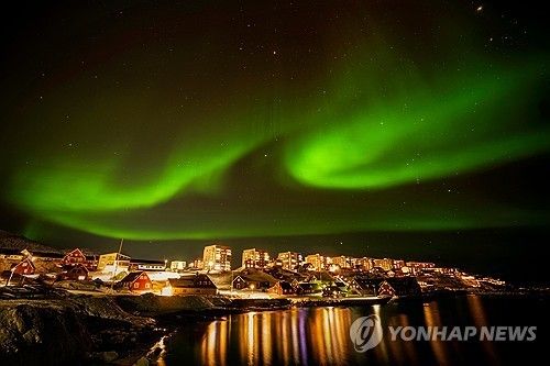 오로라가 펼쳐진 그린란드 수도 누크