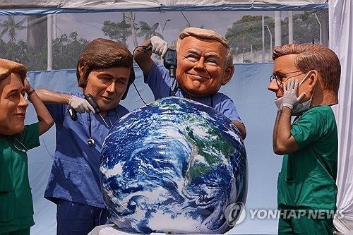 "드릴, 베이비, 드릴!" 도널드 트럼프 미국 대통령의 화석연료 사용 권장을 풍자하는 시위대 [AP 연합뉴스 자료사진. 재판매 및 DB 금지] [2026.01.08 송고]