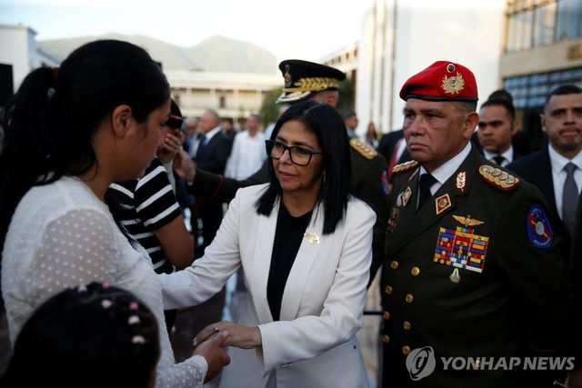 8일(현지시간) 미국 측 공격을 받고 숨진 보안요원의 유족을 위로하는 베네수엘라 임시 대통령