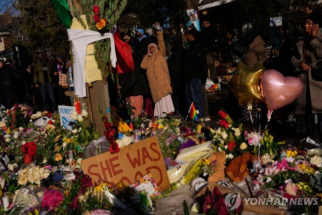 9일(현지시간) 미국 미네소타주 미니애폴리스에 마련된 이민세관단속국(ICE) 요원의 총격 희생자 르네 니콜 굿의 추모 공간에 사람들이 모여 있다. [AP=연합뉴스]