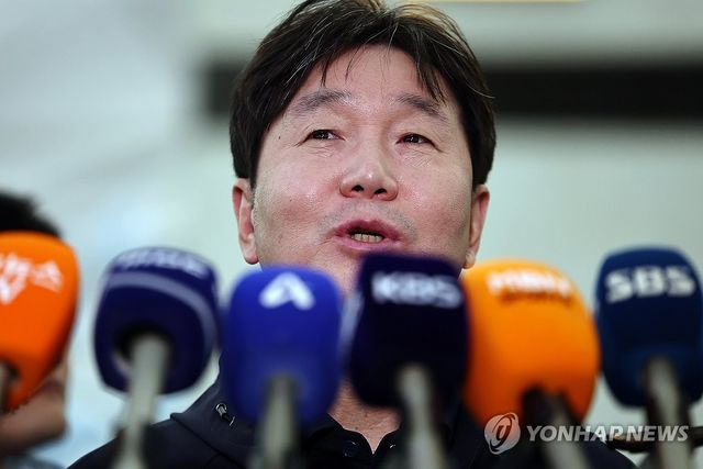 인터뷰하는 류지현 감독