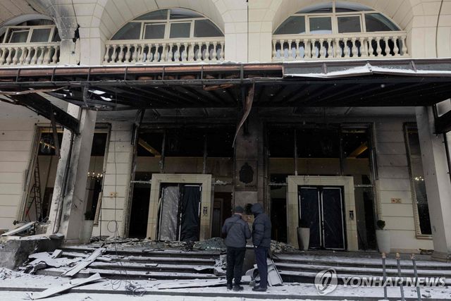 러 공습에 부서진 키이우 주거단지