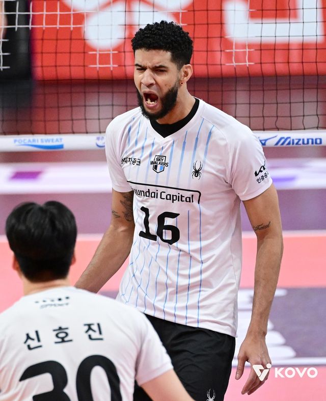 득점 후 기뻐하는 현대캐피탈의 레오(오른쪽)