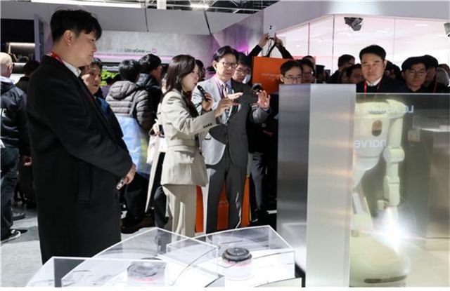 CES 2026 방문해 로봇 설명 듣는 박형준 시장(가운데)