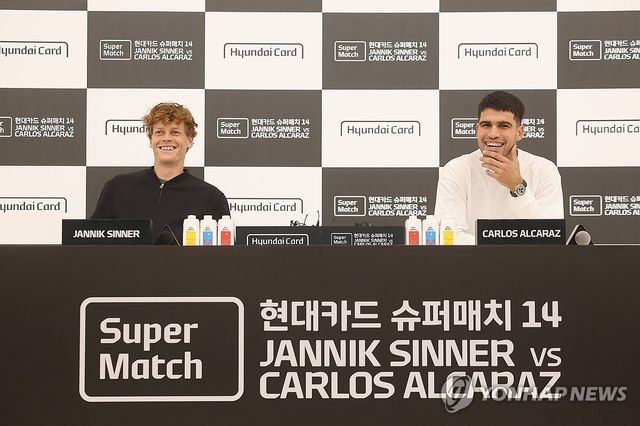 밝은 표정의 알카라스와 신네르