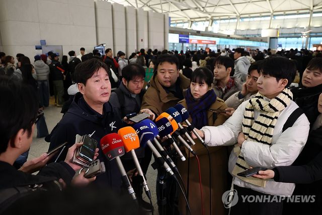 인터뷰하는 류지현 감독