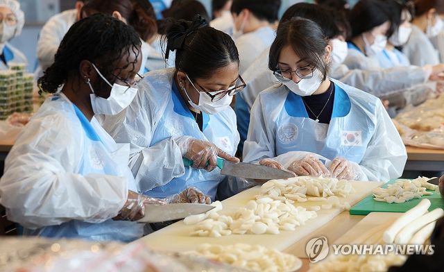 영남대 '사랑의 떡국 나눔'