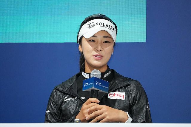 질문 답하는 윤이나