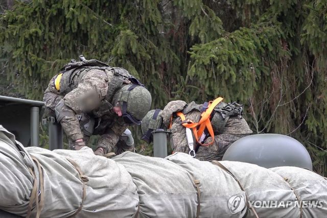 오레시니크 미사일 시스템 장비 작업을 하는 러시아 군인