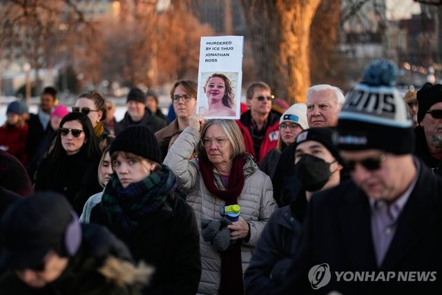 9일(현지시간) 미국 미네소타주 의사당 앞에서 지난 7일 이민세관단속국(ICE) 요원의 총격에 희생된 르네 니콜 굿의 추모 집회가 열리고 있다. [AP=연합뉴스]