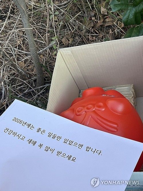 전주 '얼굴 없는 천사'가 놓고 간 현금과 저금통