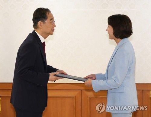 청년정책조정위원회 부위원장 위촉하는 한덕수 총리