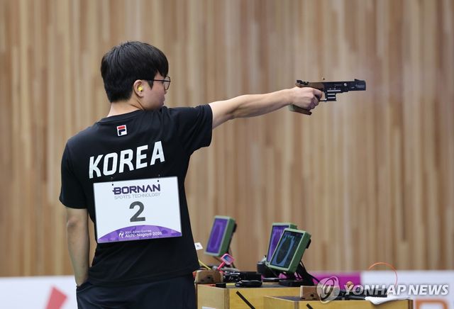 과녁 조준하는 이건혁