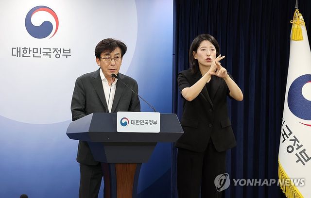 의료혁신위원회 논의결과 브리핑하는 정기현 위원장