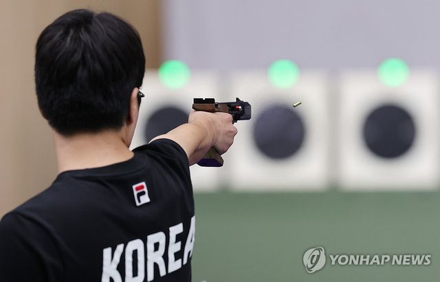과녁 조준하는 이건혁