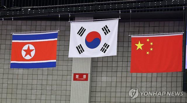 포디움에 함께 게양된 태극기와 인공기