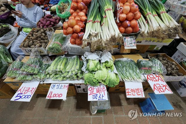서울의 한 전통시장 채소상점