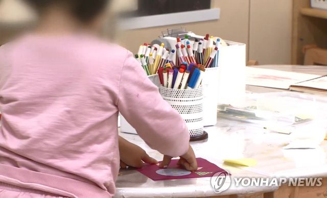 어린이집에서 놀이하는 아동