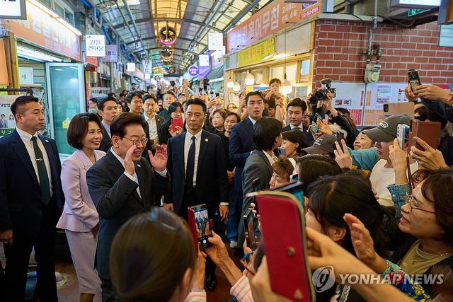 영천시장 찾은 이재명 대통령과 김혜경 여사