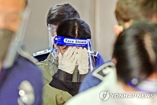 2022년 4월 19일 이은해가 구속 전 피의자 심문(영장실질심사)을 받기 위해 인천지방법원으로 들어서는 모습 [연합뉴스 자료사진]
