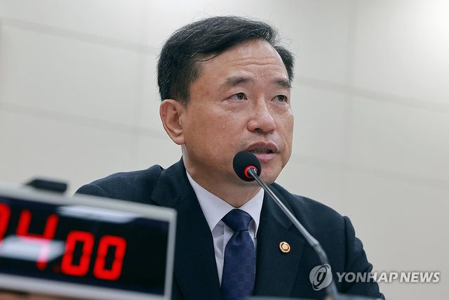 답변하는 김종철 방미통위원장