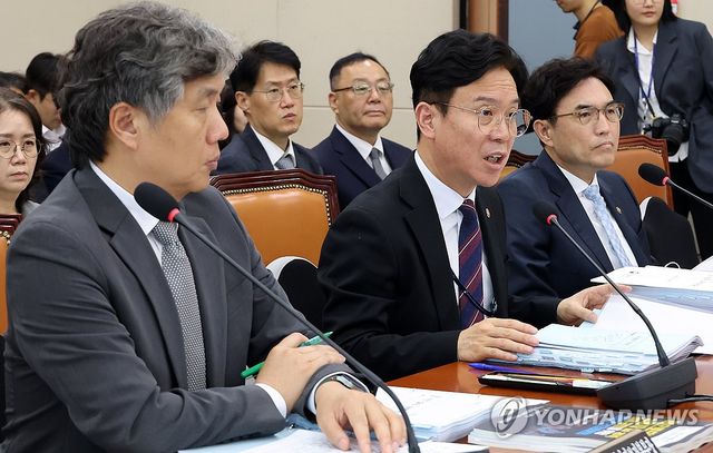 국감 답변하는 김영훈 고용노동부 장관