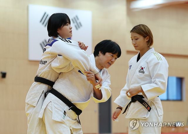 선수 지도하는 정성숙 감독
