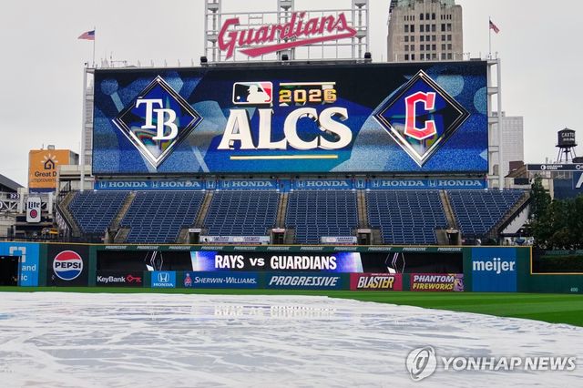 ALCS 3차전을 앞두고 프로그레시브필드에 방수포가 드리웠다.