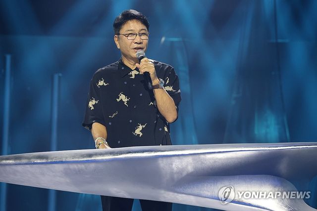 인사말하는 이수만