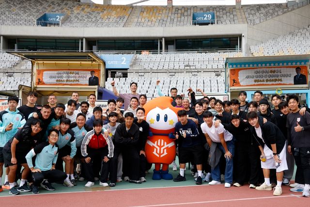 차범근 전 국가대표 감독의 응원을 받고 파이팅을 다짐하는 화성FC 선수들.