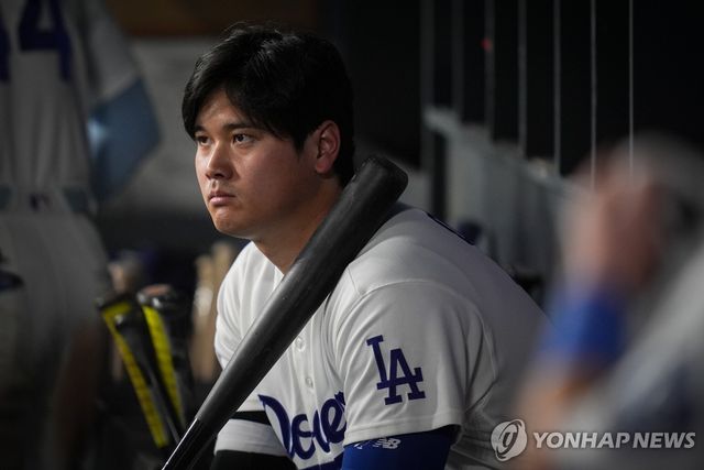 시리즈가 끝난 뒤 허무하게 그라운드를 바라보는 오타니 쇼헤이