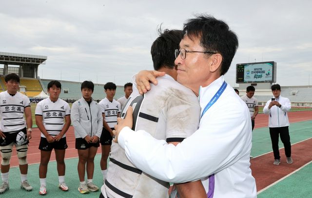 럭비 선수 안아주는 윤 교육감