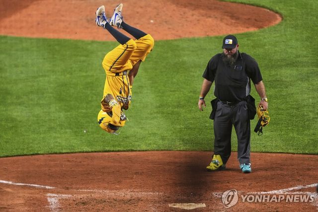 제자리 뒤돌기 동작을 선보이는 타자와 이를 지켜보는 심판