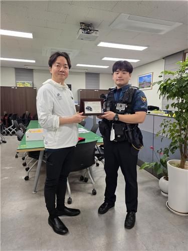 대한승마협회, 탈출 말 구조한 최규민 순경에 '용감한 승마인상'