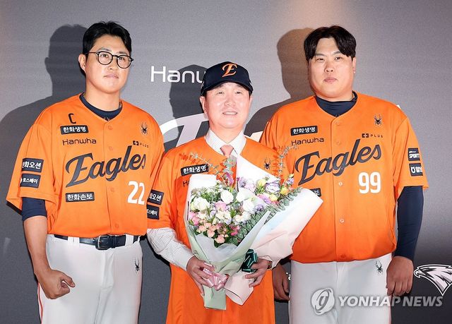 꽃다발 받는 류지현 감독
