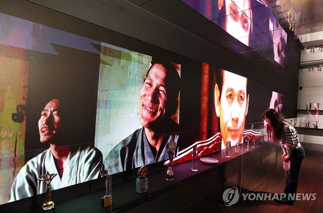 스크린의 별 안성기를 기리며